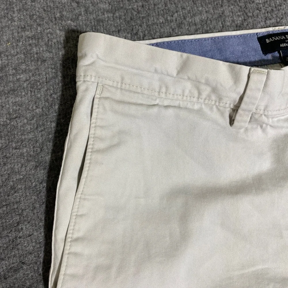 Banana Republic Aiden Short 31 Feather Grey Cotton Chino Shorts Casual 543834-02